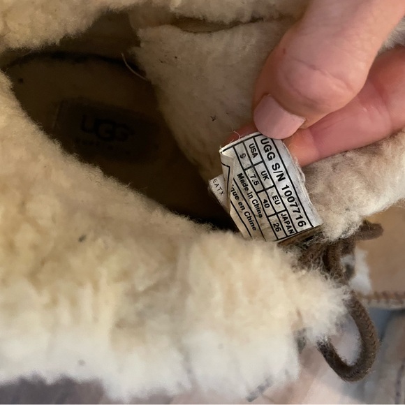 Ugg boots women’s size 9. - Picture 4 of 7